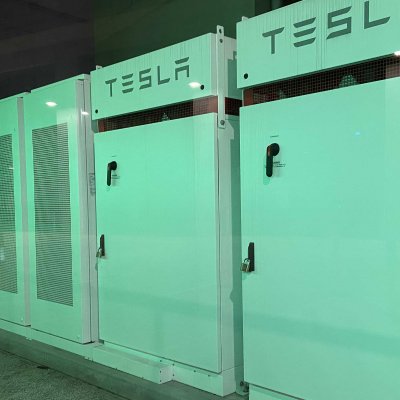 UQ's battery bank is lit green when it is charging. When discharging, it lights up blue.